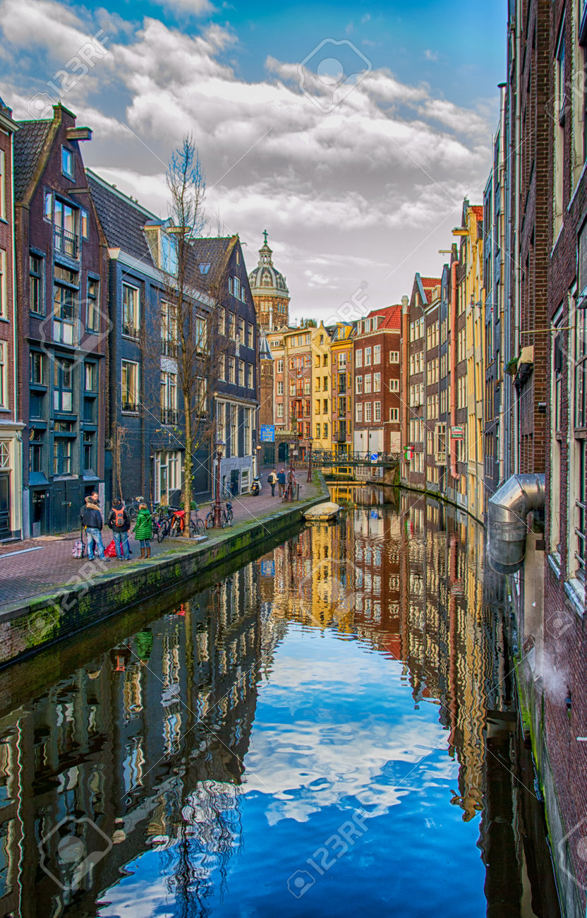 Immagini Stock Scena Della Citta Di Amsterdam Visibili Sono Molte Tipiche Case Olandesi In Raw E Il Loro Riflesso Nel Canale Vecchie Case In Mattoni Del Xvii E Xviii Secolo Lungo