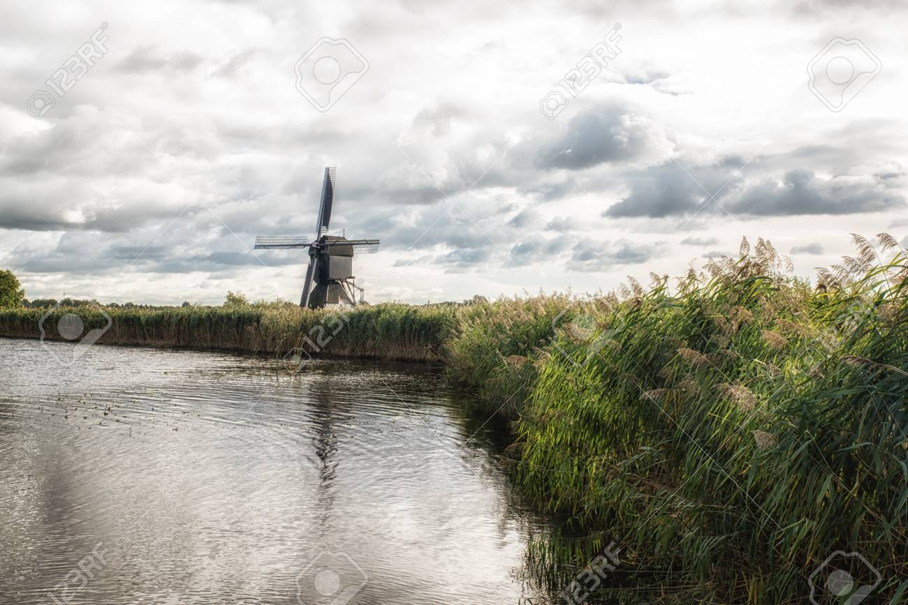 風車で有名なキンデルダイク運河の自然シーン 旧オランダ村キンデルダイク オランダ ヨーロッパ の写真素材 画像素材 Image 6754