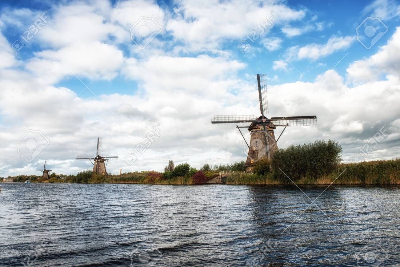 風車で有名なキンデルダイク運河の自然シーン 旧オランダ村キンデルダイク オランダ ヨーロッパ の写真素材 画像素材 Image