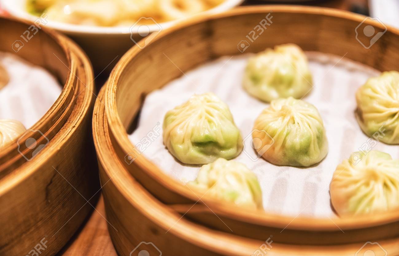 餃子や小龍包竹トレイ 上海 中国で有名な食べ物に の写真素材 画像素材 Image