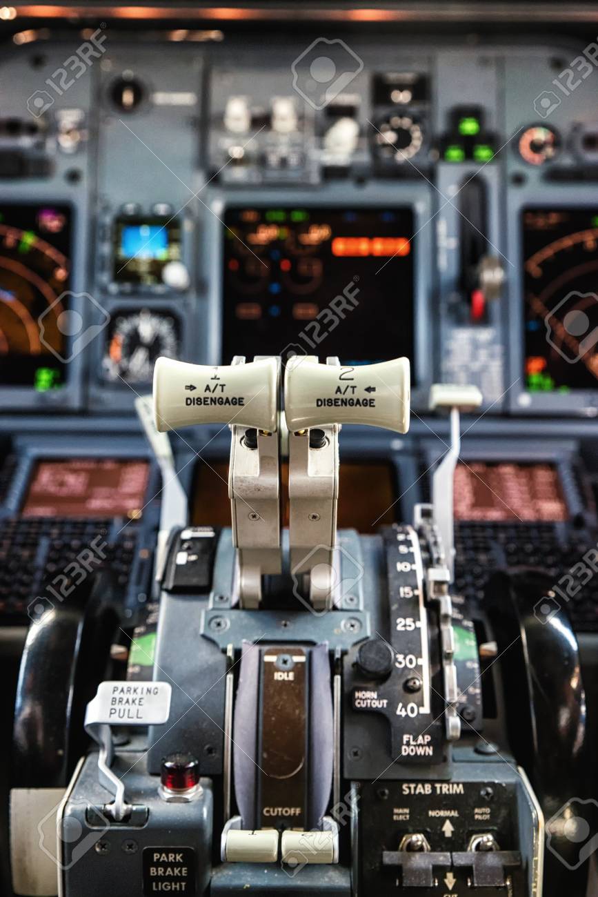 コックピットのディテール、航空機のスロットルをクローズ