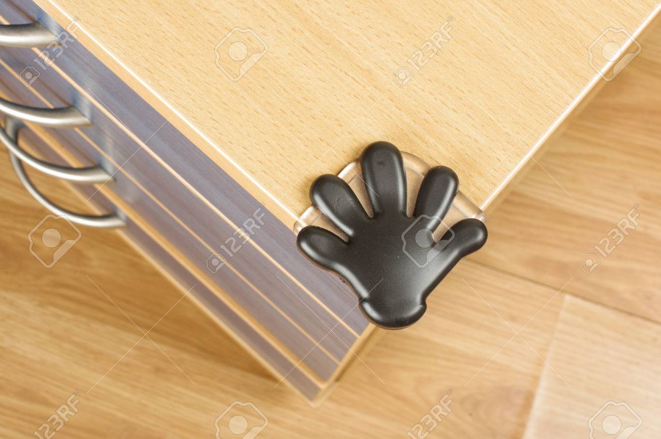 赤ちゃんの安全のためシャープな家具の角をカバーします の写真素材 画像素材 Image