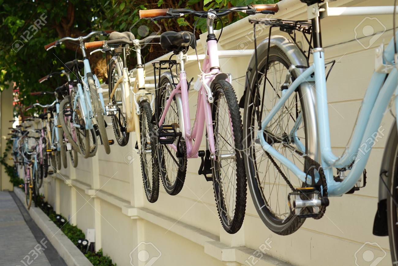 Fahrrad An Der Wand Hangen Lizenzfreie Fotos Bilder Und Stock Fotografie Image 36976152
