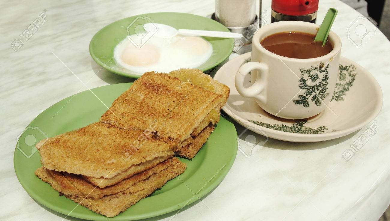 Asiatisches Fruhstuck Enthalten Gerostetes Brot Weich Gekochtes Ei Und Heissen Kaffee Lizenzfreie Fotos Bilder Und Stock Fotografie Image