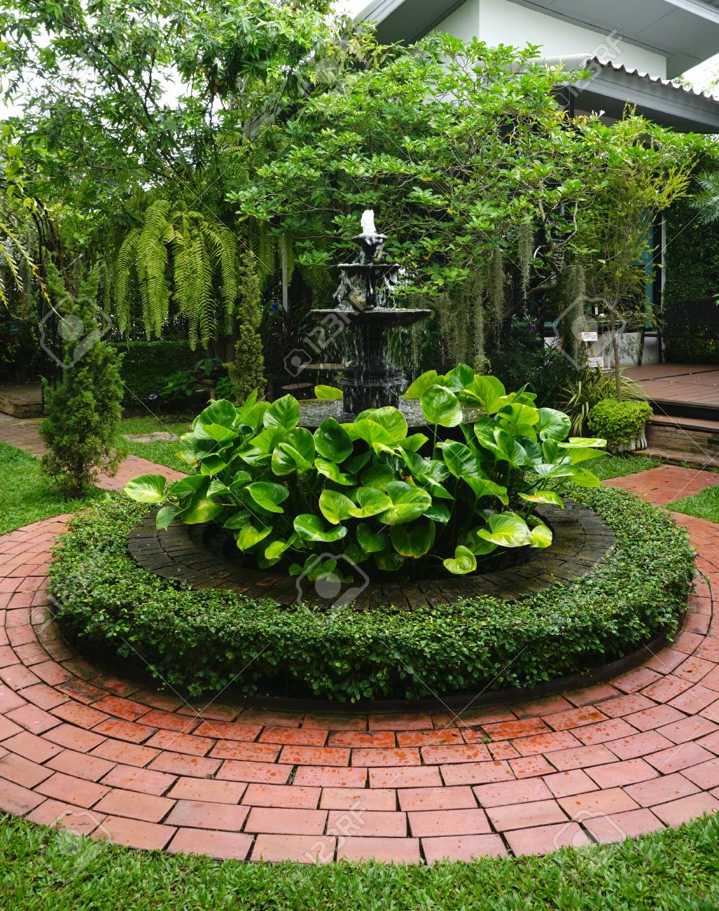 赤レンガの通路と熱帯植物と噴水 の写真素材 画像素材 Image