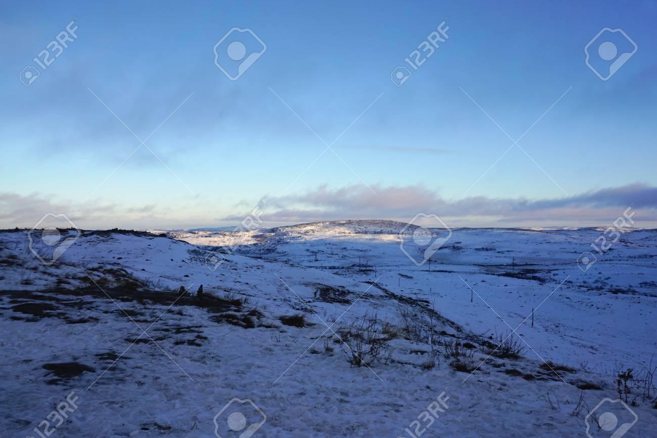 初冬にムルマンスク ロシアの Teriberka に途中雪でツンドラの風景カバー の写真素材 画像素材 Image
