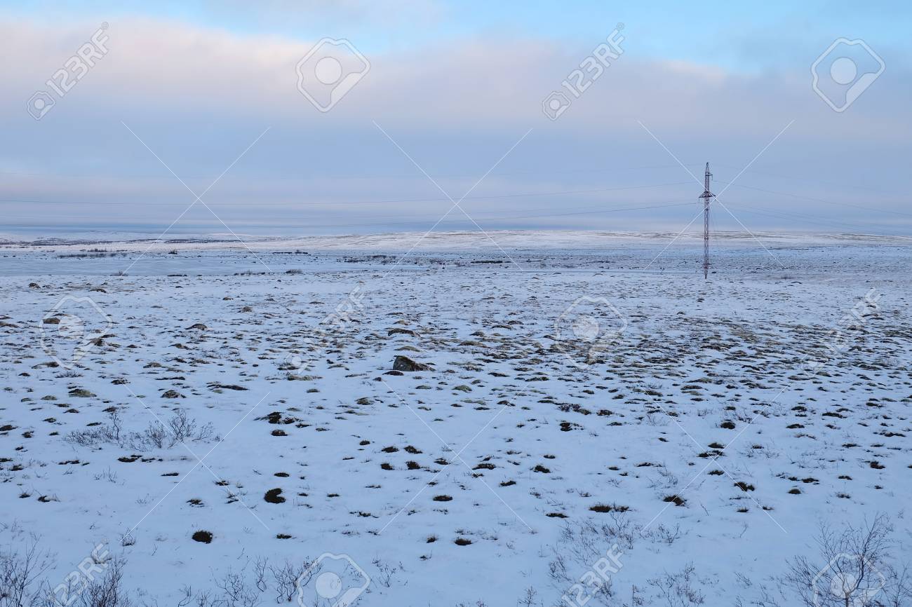 初冬にムルマンスク ロシアの Teriberka に途中雪でツンドラの風景カバー の写真素材 画像素材 Image