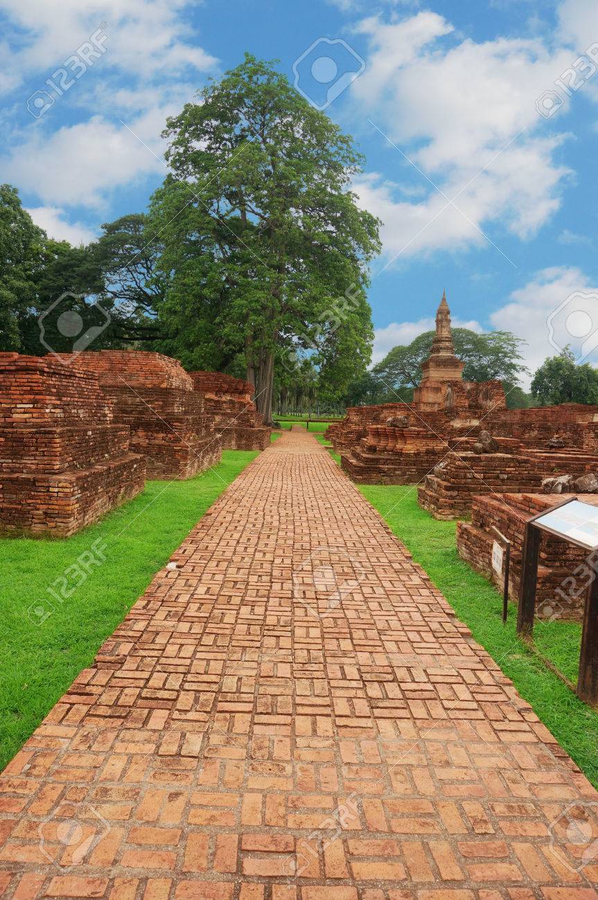 曇り空の下で遺跡のレンガの通路の写真はスコータイ歴史公園 スコータイ タイの世界遺産 の写真素材 画像素材 Image