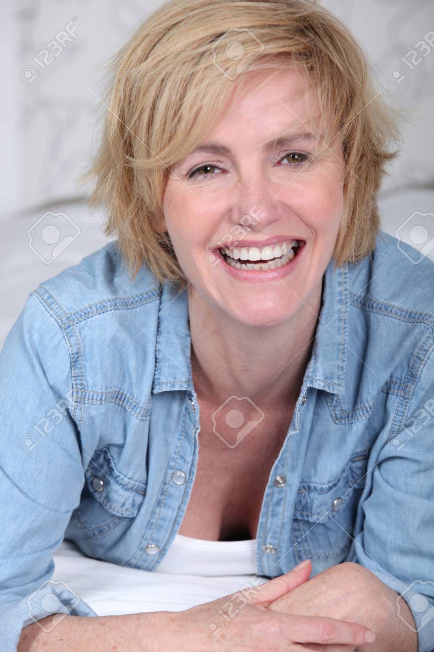 Femme Qui Rit Allonge Sur Un Lit Banque D Images Et Photos Libres De Droits Image