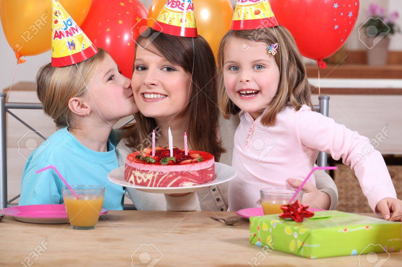 Maman Et Les Enfants Avec Gateau D Anniversaire Banque D Images Et Photos Libres De Droits Image
