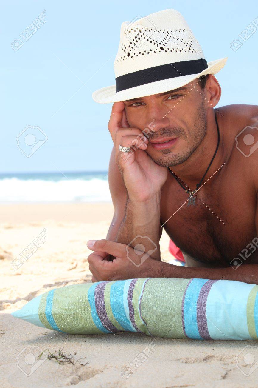 El Hombre En La Playa Con Un Sombrero De Paja De Panamá Fotos