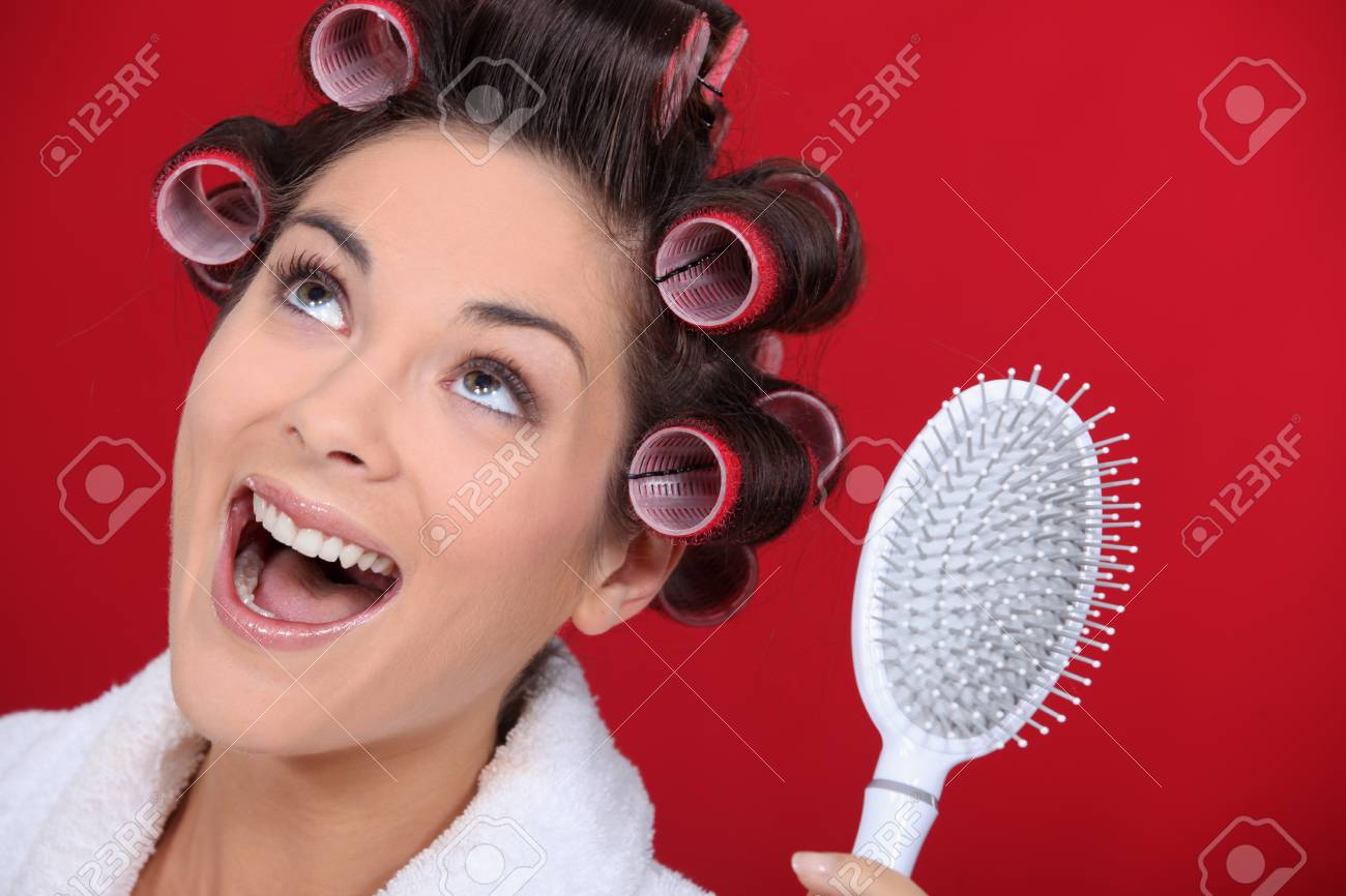 髪のローラを着て興奮してブルネット の写真素材 画像素材 Image 1221