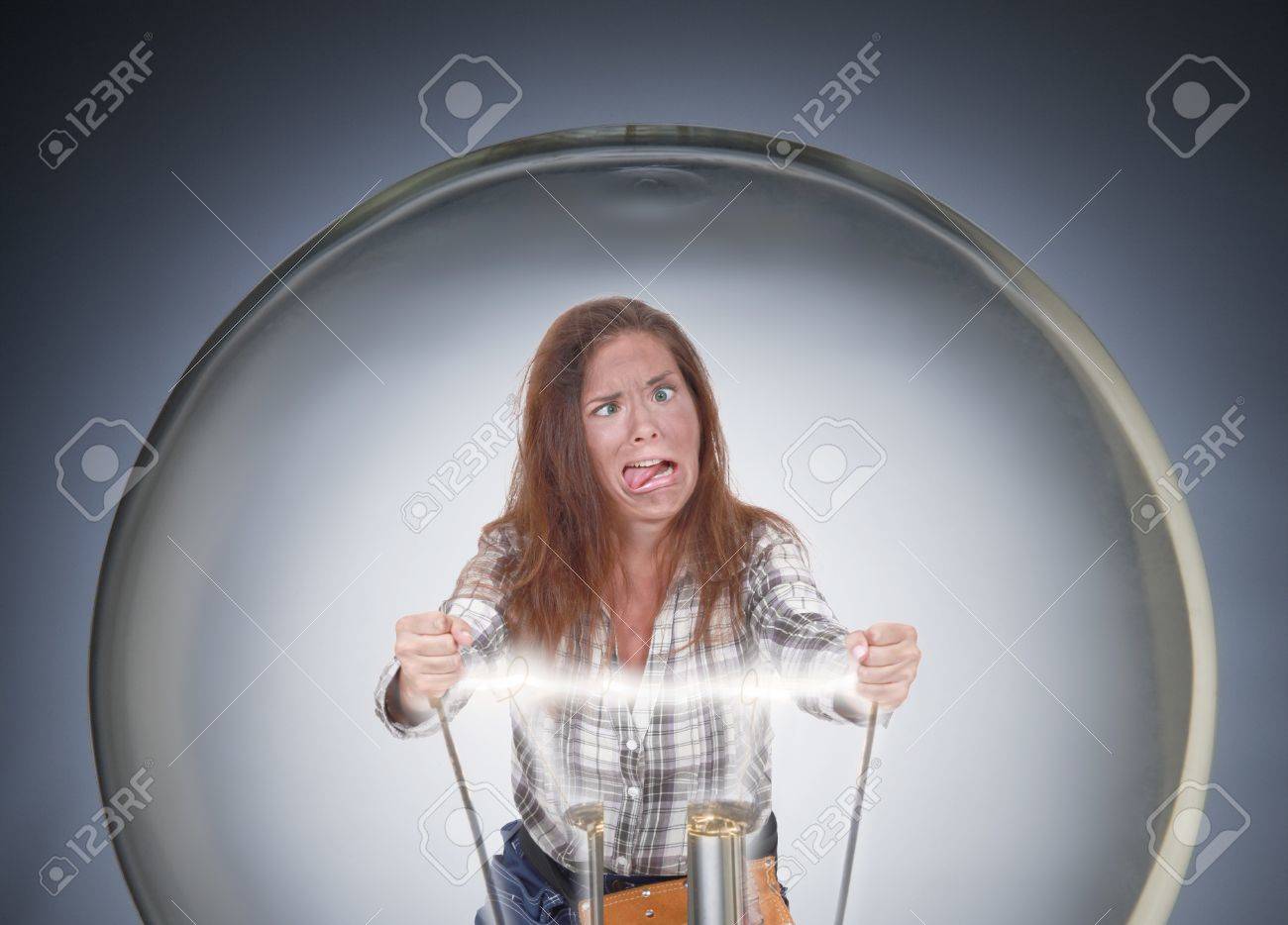 Woman In Grossen Gluhbirne Wird Durch Stromschlag Lizenzfreie Fotos Bilder Und Stock Fotografie Image