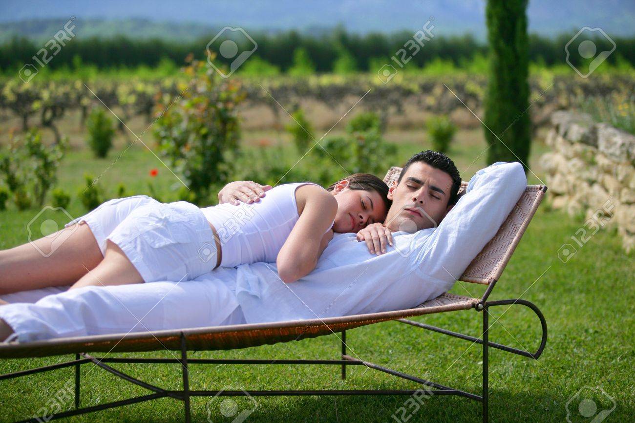 サンラウン ジャーに昼寝を持っているカップル の写真素材 画像素材 Image