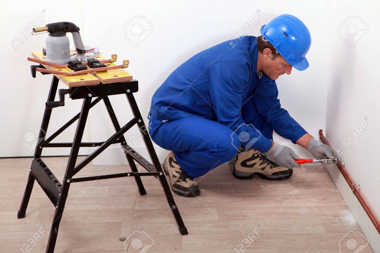 Tuberias De Cobre Fontanero De Ajuste A Una Pared Fotos Retratos