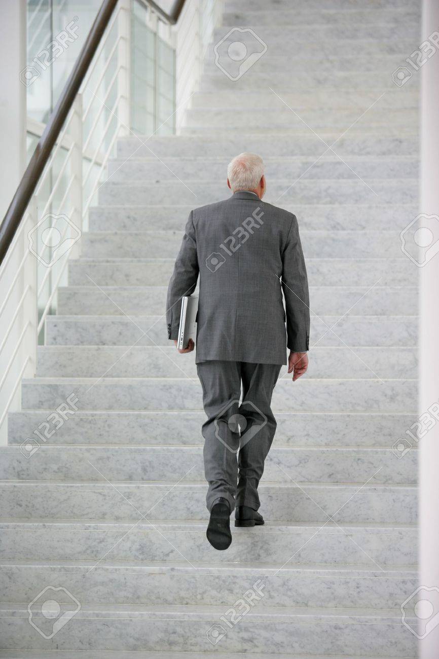 シニア ビジネスマンの階段を登る の写真素材 画像素材 Image