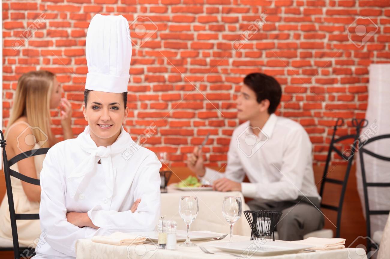女性シェフのカップルの背景で食事とレストランでポーズ の写真素材 画像素材 Image 女性シェフのカップルの背景で食事とレストランでポーズ の写真素材 画像素材 Image