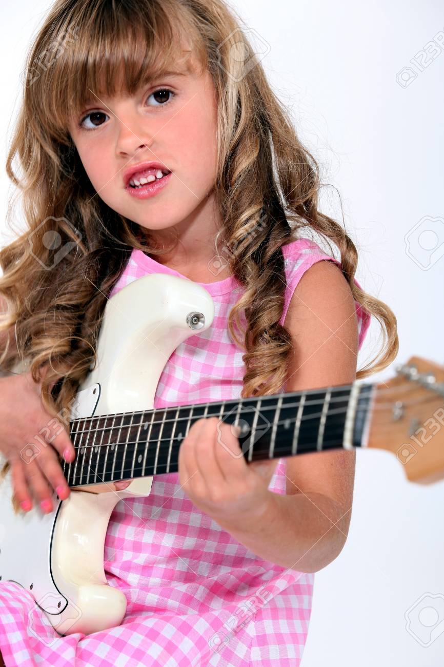 Niña Tocando La Guitarra Eléctrica Fotos, Retratos, Imágenes Y Fotografía De Libres De Derecho. 15154551.