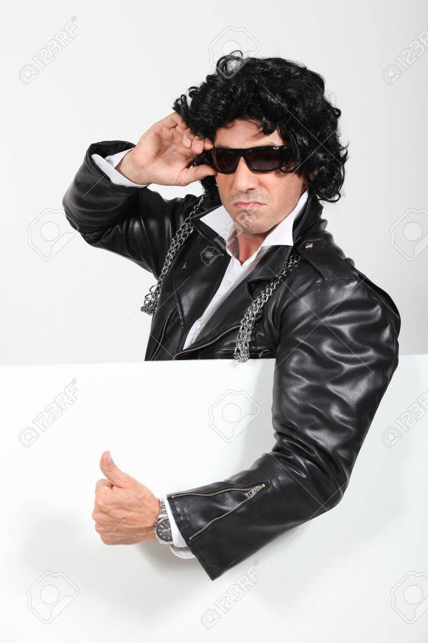 ロックスターとして服を着た男 の写真素材 画像素材 Image