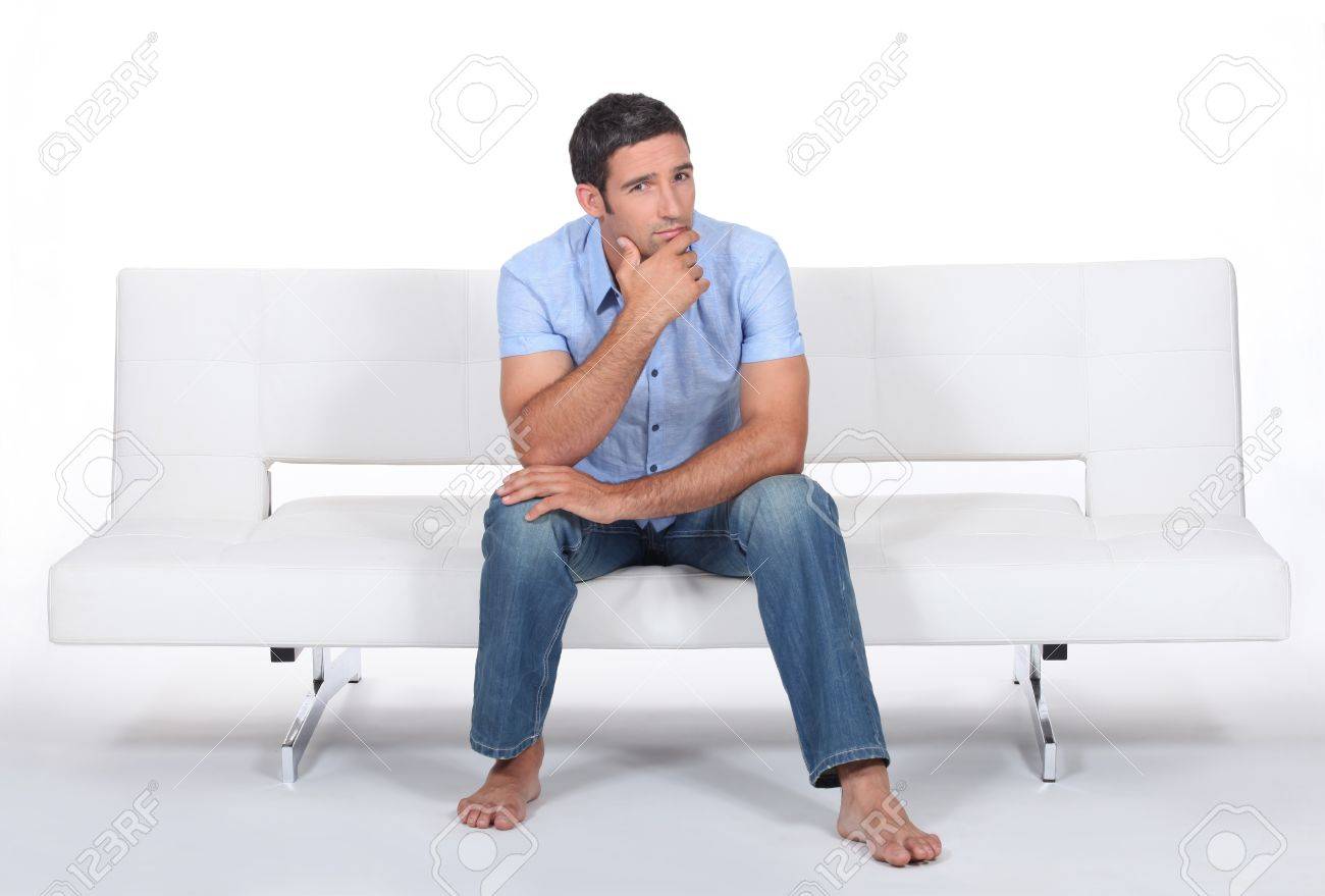 Он молча слушал облокотившись. Он молча слушал облокотившись. Облокотился на руку. Комната для девушки. Девушка курит у окна.