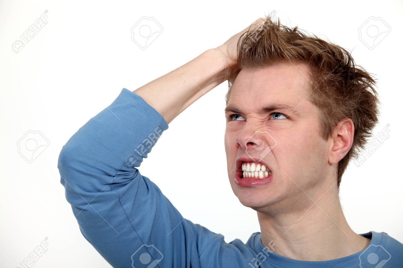 怒っている男が怒鳴っています の写真素材 画像素材 Image