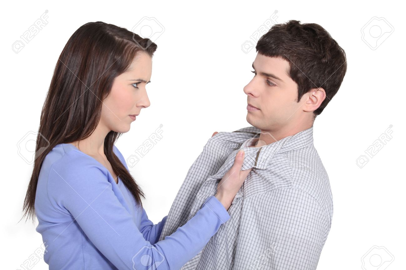 若い女性の男彼の襟をつかむ の写真素材 画像素材 Image