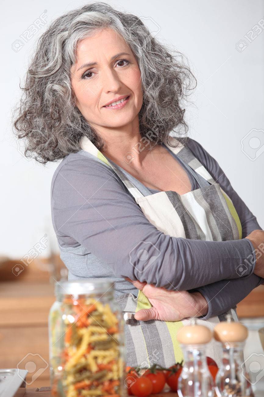 エプロンを着て熟女の肖像の写真素材・画像素材 Image 22393947