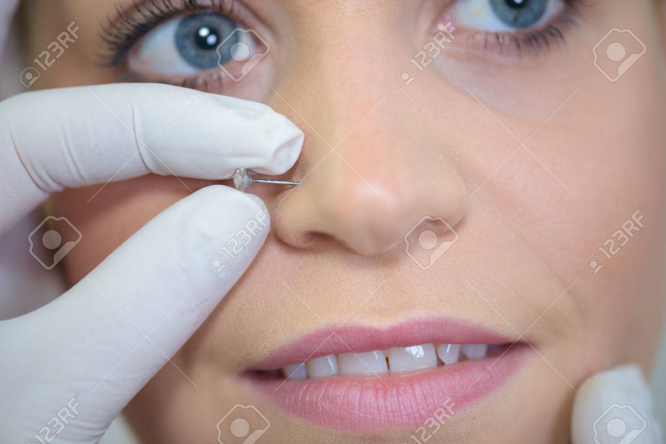 女性の鼻に抱かれているピアス の写真素材 画像素材 Image 女性の鼻に抱かれているピアス の写真素材 画像素材 Image