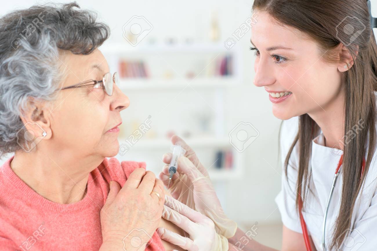 Oude vrouw spuiten