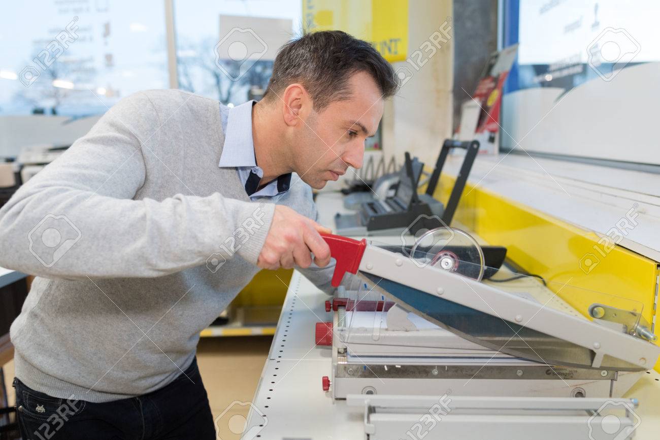 ギロチン カッターを使用している人 の写真素材 画像素材 Image