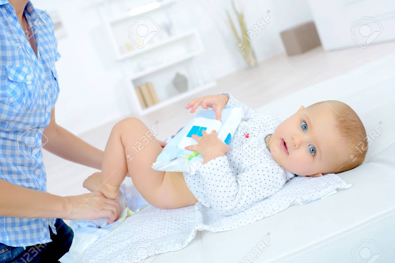 赤ちゃんのおむつを変える女性 の写真素材 画像素材 Image
