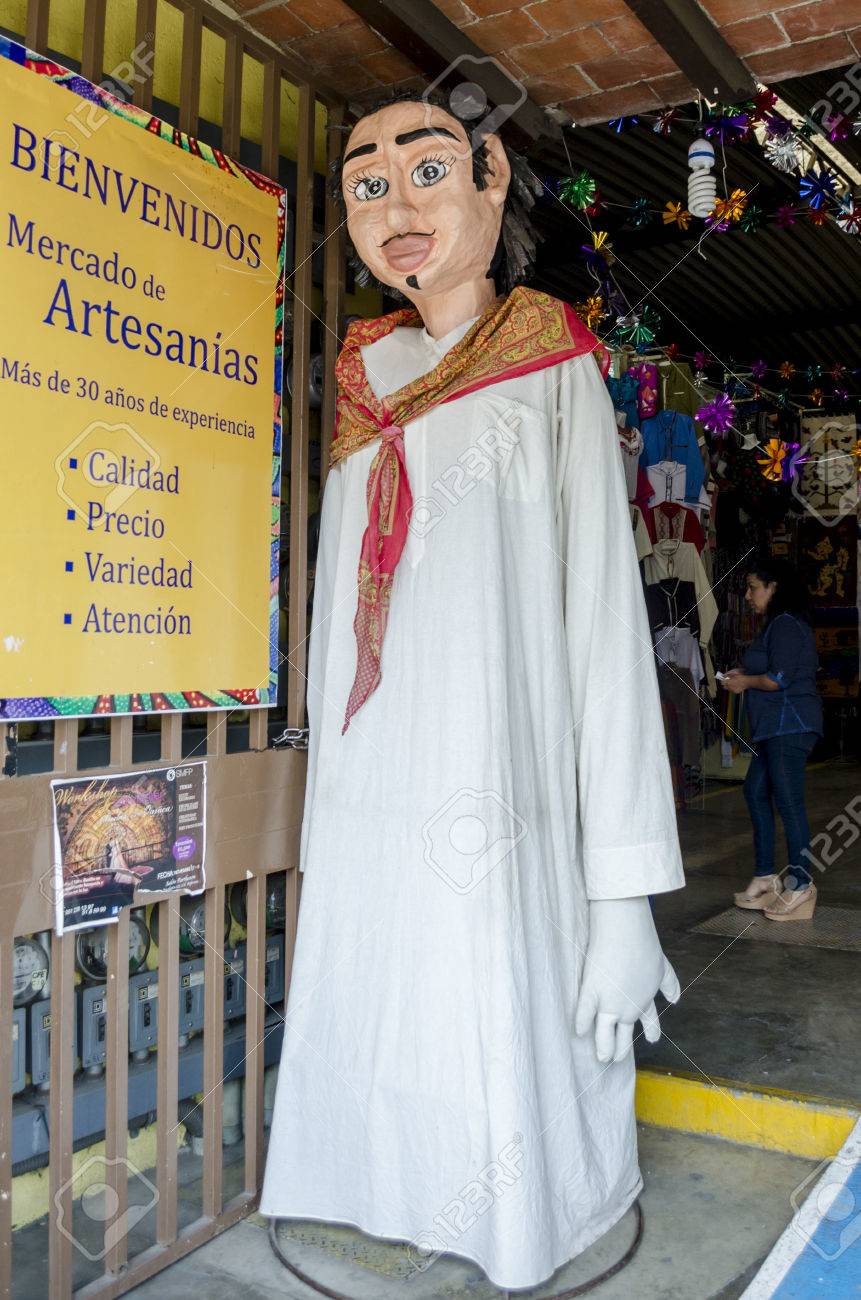 オアハカ メキシコ 17 年 3 月 11 日 オアハカ メキシコの伝統的な服を着て巨人人形 の写真素材 画像素材 Image