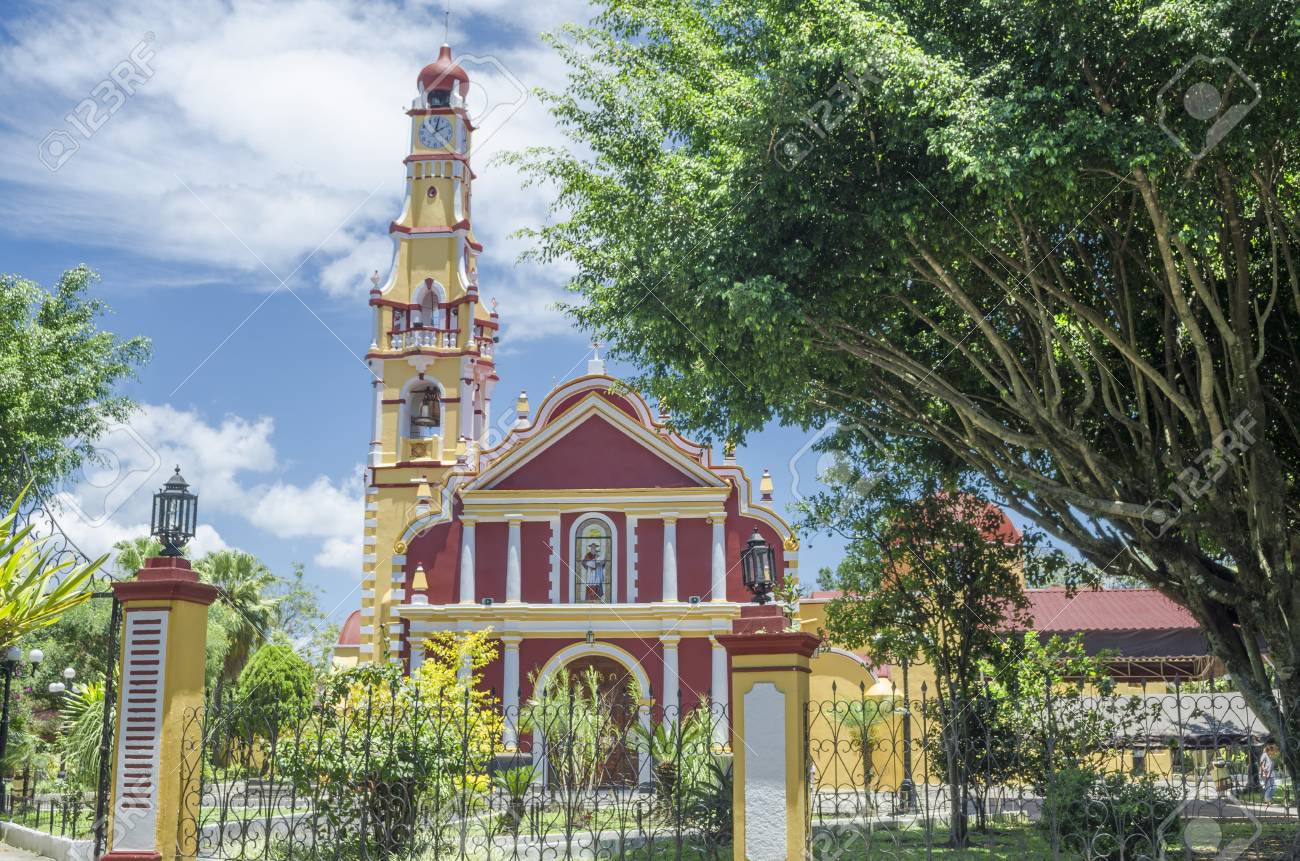 Immagini Stock Coatepec Veracruz Messico 7 Agosto 2017 Facciata Della Chiesa Di San Jeranimo In Un Giorno Soleggiato In Coatepec Veracruz Messico Image 84843797