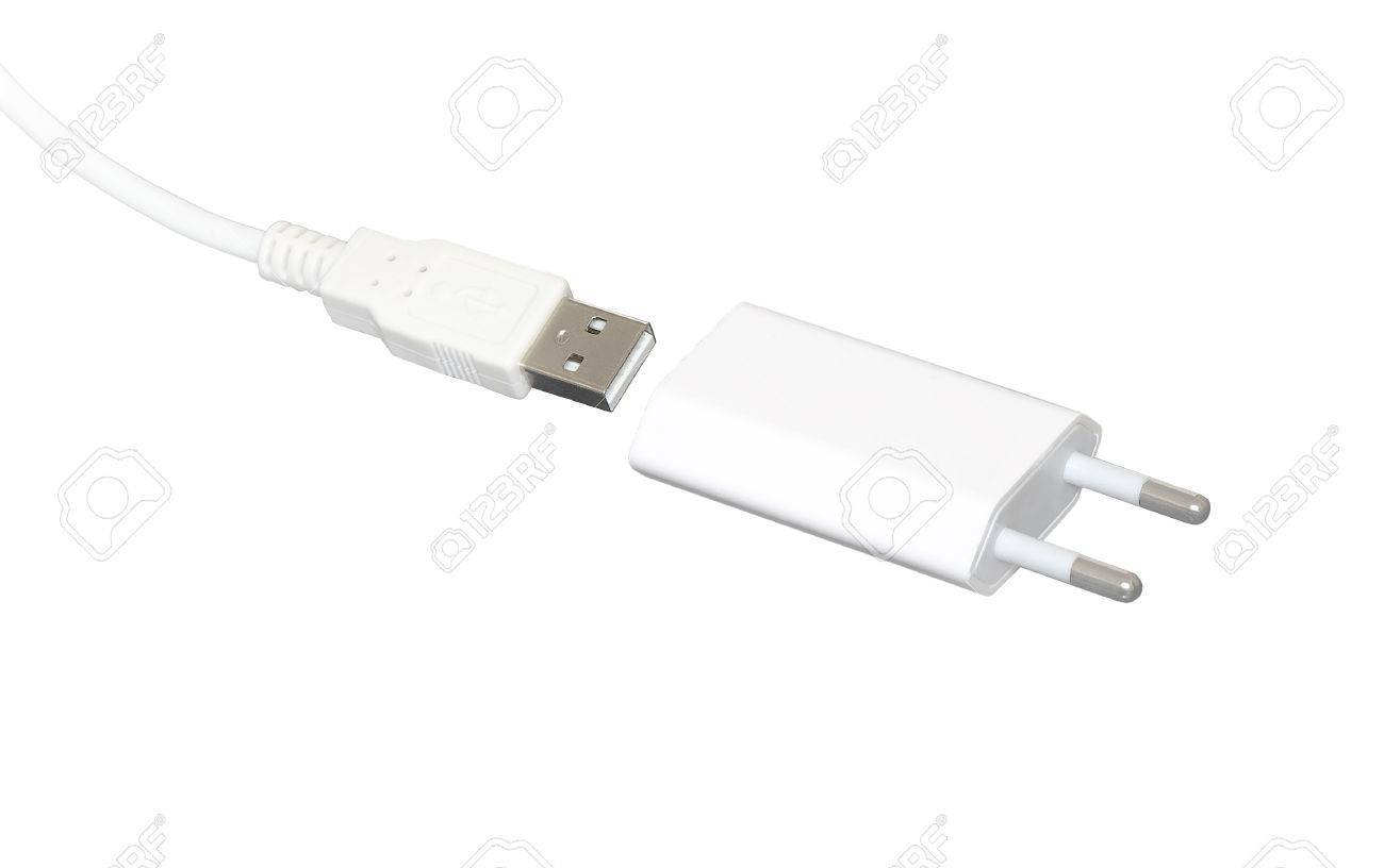 Cable Usb Con Adaptador De Conexión A Tomacorriente Eléctrico De Fotos, Retratos, Imágenes Y Fotografía De Archivo Libres De Derecho. Image