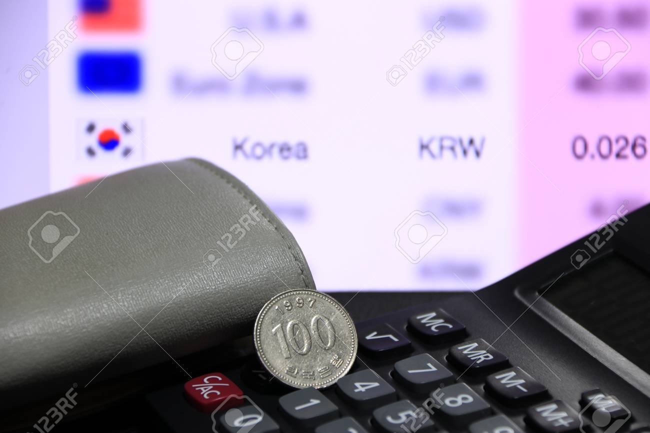 뒷면에 100원 동전, 지갑이 있는 검정 계산기에 (krw) 로열티 무료 사진, 그림, 이미지 그리고 스톡포토그래피. Image  106992526