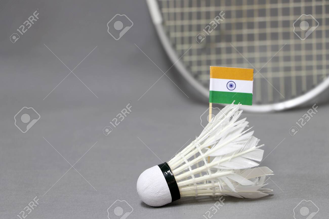 회색 배경에 있는 흰색 셔틀콕에 미니 인도 깃발이 꽂혀 있고 배드민턴 라켓에 초점이 맞춰져 있습니다. 배드민턴 스포츠의 개념. 로열티  무료 사진, 그림, 이미지 그리고 스톡포토그래피. Image 116421787