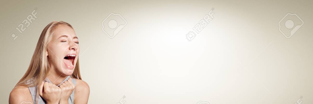 驚きびっくりした女性 口を大きく開けて完全不信感に驚く探しているクローズ アップ肖像画の女性は分離壁背景です 本文の空きスペース 顔の表情のボディラン ゲージ の写真素材 画像素材 Image
