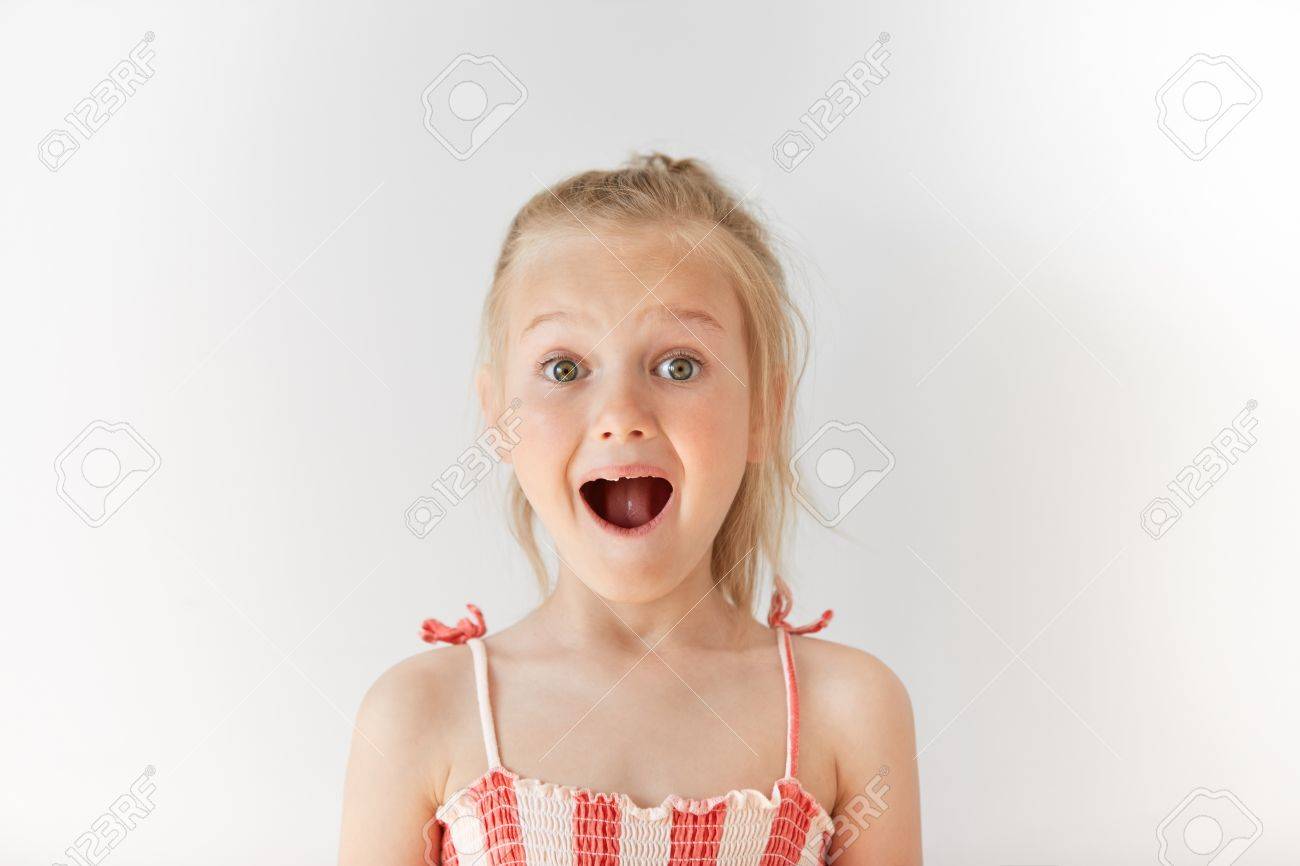 少しヨーロッパの女の子の驚きで口を開くと 不思議と彼女の眉をひそめます 素朴な視線 シンプルさとあきれた顔で金髪の子供 の写真素材 画像素材 Image