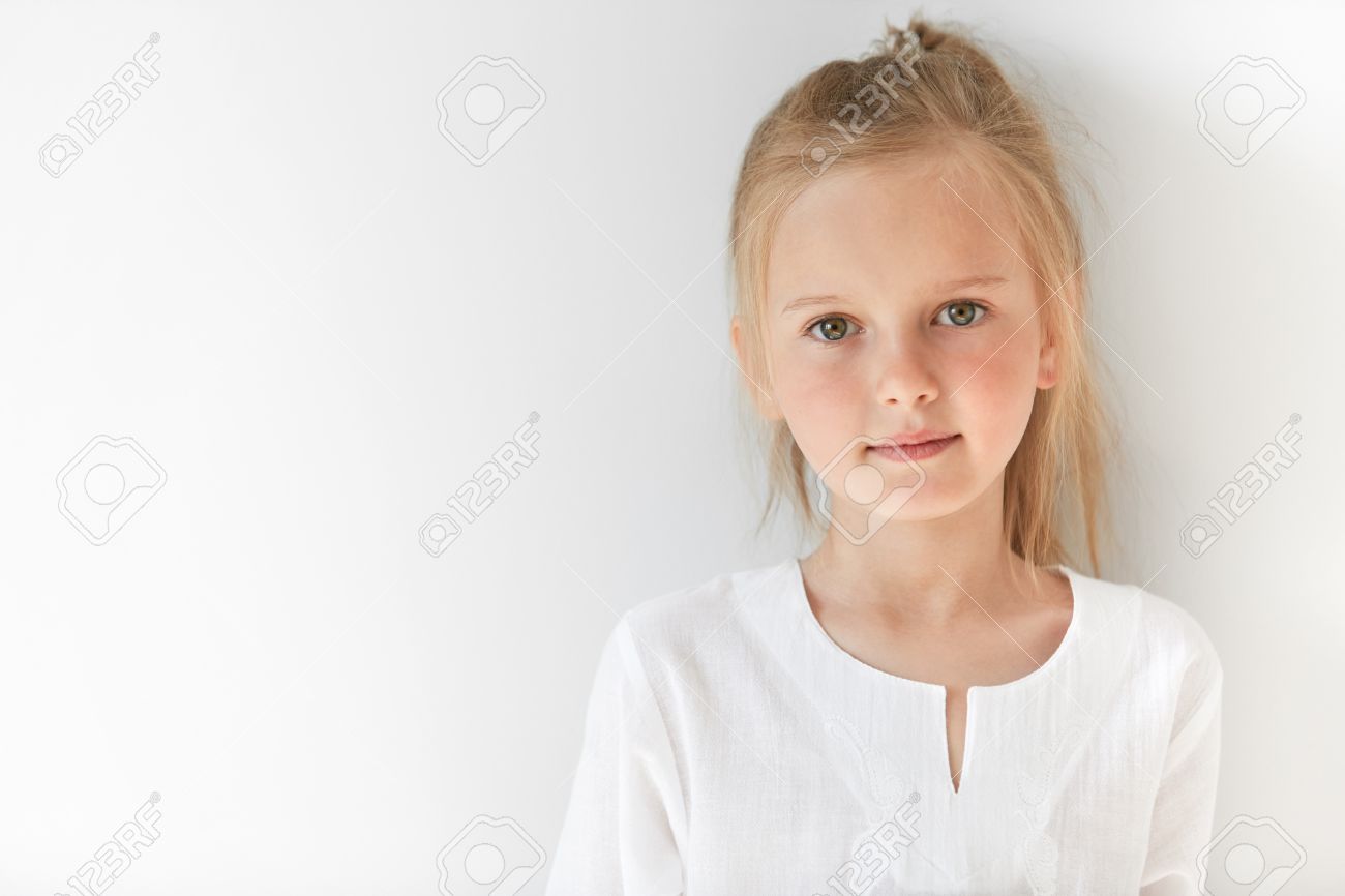 金髪白人女性の子供緑目室内で静かに立っていると良い 晴れた日を楽しみにしてまっすぐに 白の色は 少しの天使や罪のない赤ちゃんのように見える小さな女の子を確認します の写真素材 画像素材 Image