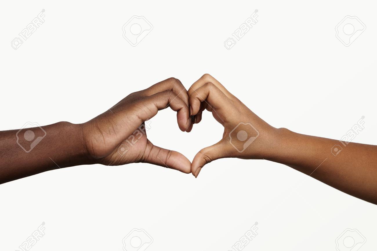 浅黒い肌 2 人の若い人のハートの形で手を繋いで愛 平和と団結を象徴します ハート型を示すアフリカ男女ハンド ジェスチャー 愛情と一体感を表現します の写真素材 画像素材 Image 65014651