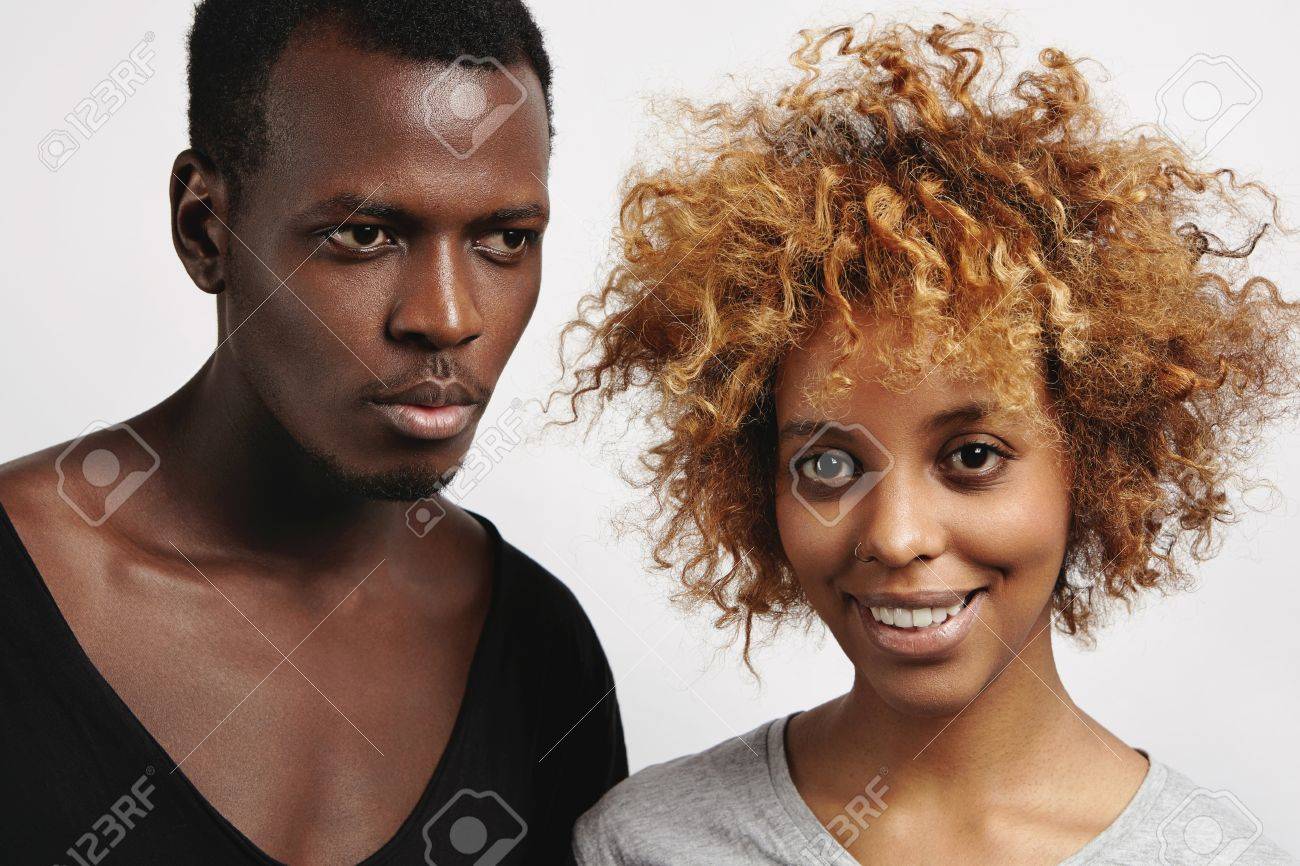 Zwei Afrikanische Modelle Gekleidet Posiert Lassig Im Studio Hubsches Madchen Mit Afro Frisur Und Gesichtspiercing Glucklich Wahrend Ihre Schonen Freund In Stilvollen V Ausschnitt T Shirt Lachelt Ihn Nach Vorn Schaut Lizenzfreie Fotos Bilder