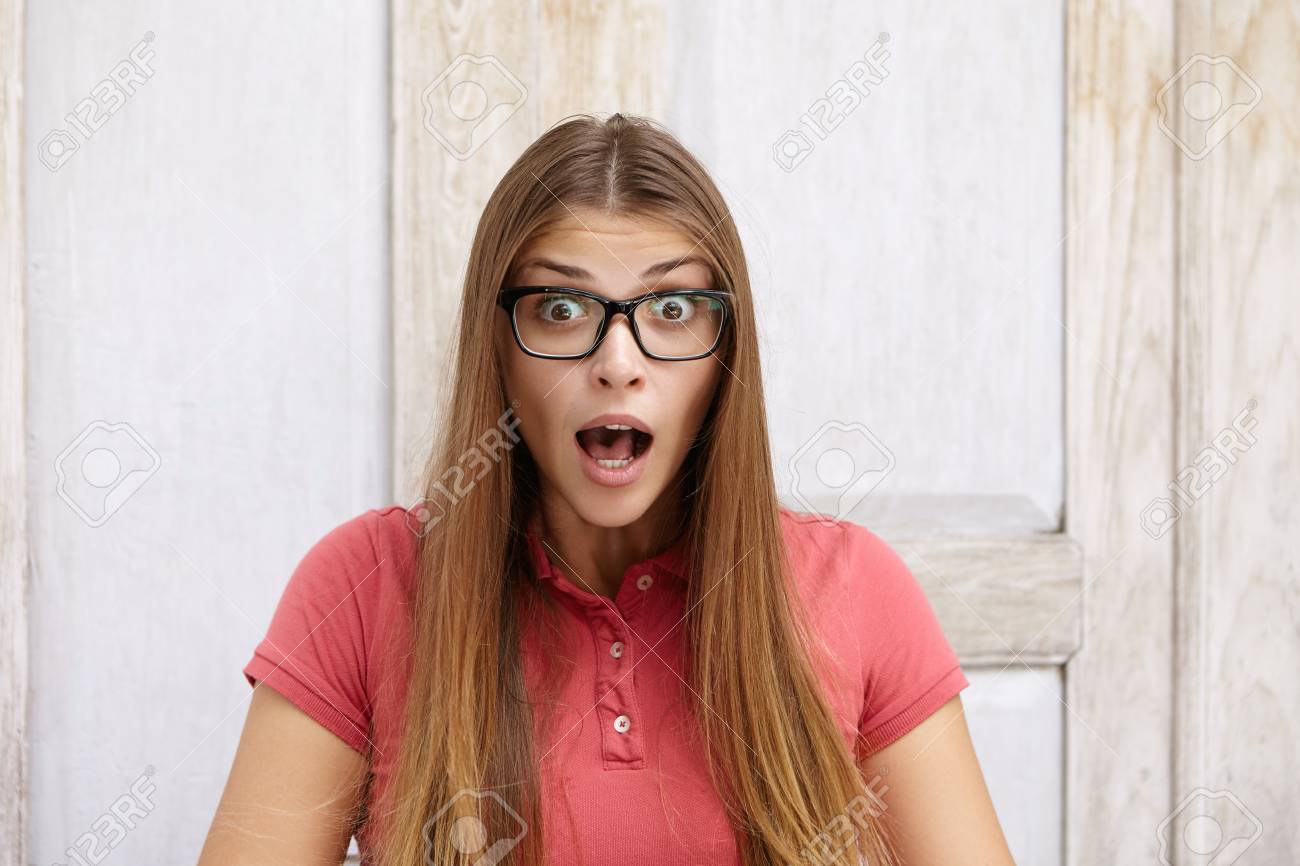 人間の顔の表情 感情や感情 驚きし びっくりさま怖い見て ストレートのロングヘアを出目の若い女性が彼女の口が大きく開いたまま 何かにショックを受けて の写真素材 画像素材 Image 人間の顔の表情 感情や感情 驚きし びっくりさま怖い見て ストレートのロングヘアを出目の若い女性が彼女の口が大きく開いたまま 何かにショックを受けて の写真素材 画像素材 Image