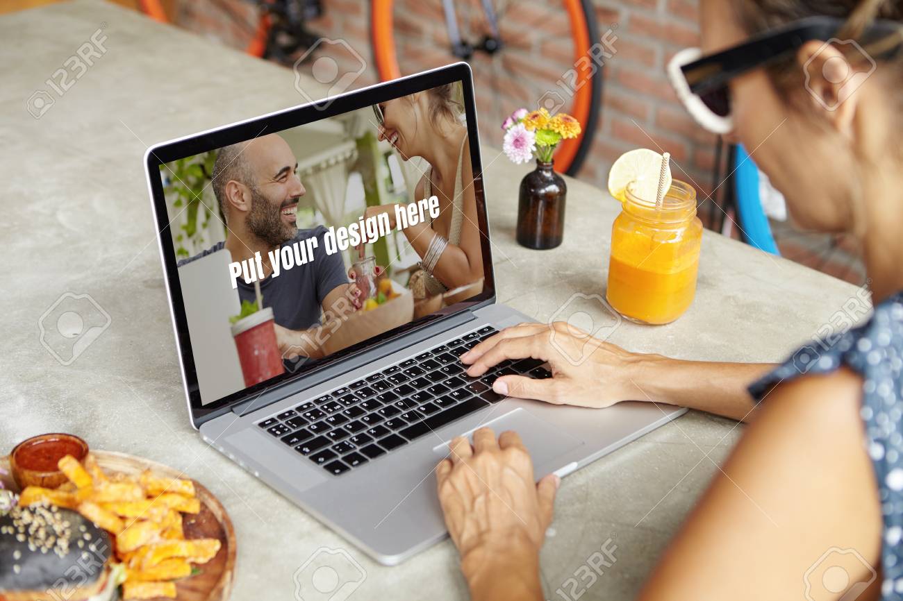 カフェでランチしながらキーボードに手を開いているノート パソコンの前に座っているサングラスの女性の背面ショット リモート作業のためノート パソコン を使ったスタイリッシュな女性フリーランサー フィルムの効果 の写真素材 画像素材 Image 6730