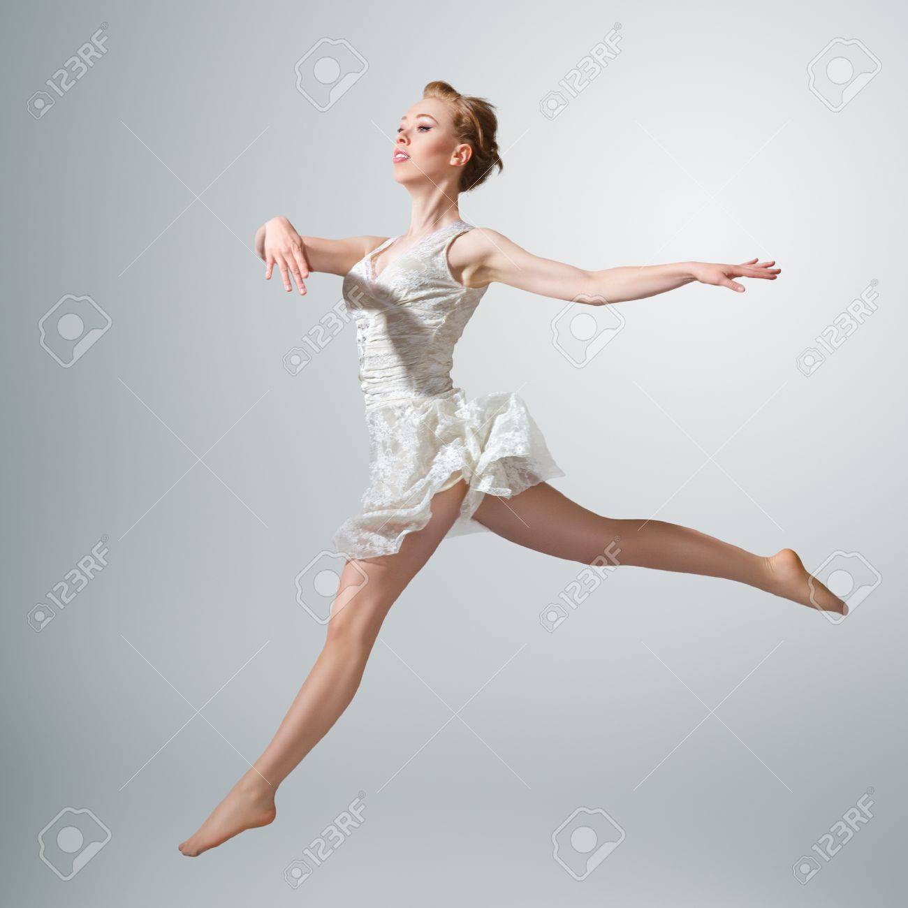 若い美しい古典的なダンス バレリーナ 走り高跳び の写真素材 画像素材 Image 若い美しい古典的なダンス バレリーナ 走り高跳び の写真素材 画像素材 Image