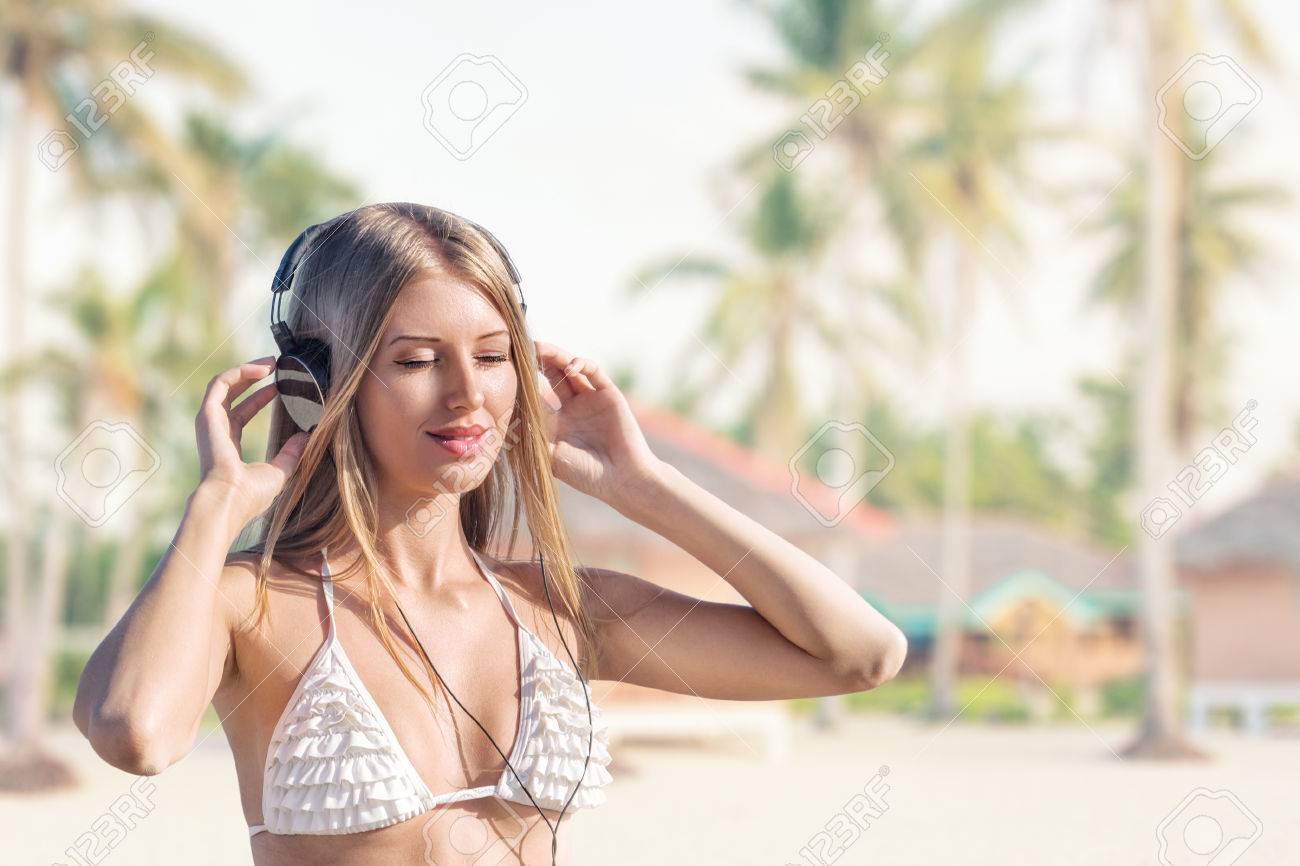 Sur Tropicales Femme Îles Musique Des Écoutant La Jeune De Plage Un Avec Casque qSVGUMpz