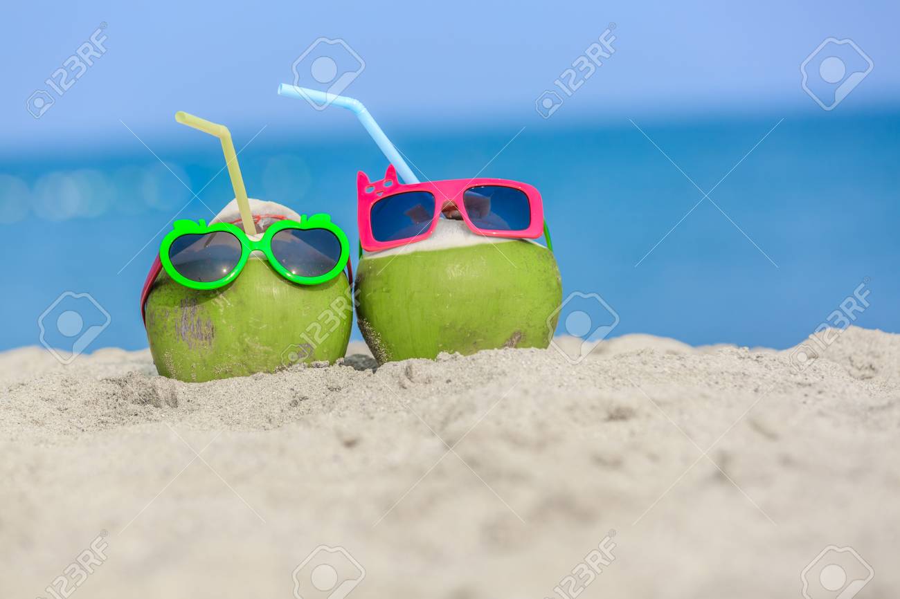 トロピカルバケーション旅行コンセプト 2つの新鮮な若いココナッツは サングラスとストローでトロピカルホワイトの砂浜に横たわって 飲み物の準備ができています の写真素材 画像素材 Image トロピカルバケーション旅行コンセプト 2つの新鮮な若いココナッツは サングラスとストローでトロピカルホワイトの砂浜に横たわって 飲み物の準備ができています の写真素材 画像素材 Image