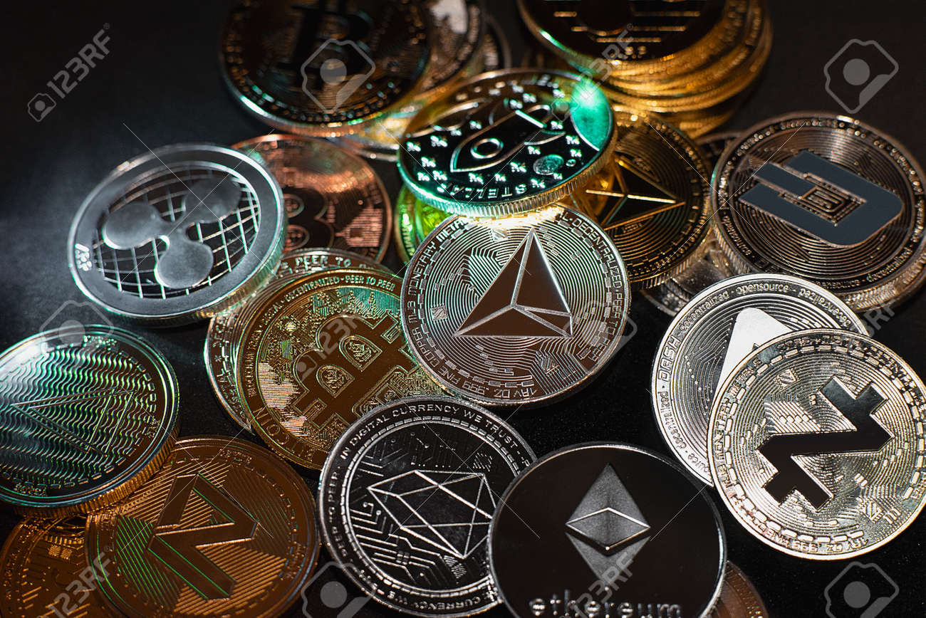 多くの暗号通貨コインが暗い表面の背景にあります。黒の背景に上から見た暗号通貨トークン、ビットコイン、イーサリアム、Zcash、OES、およびダッシュのビューの写真素材・画像素材  Image 176072371