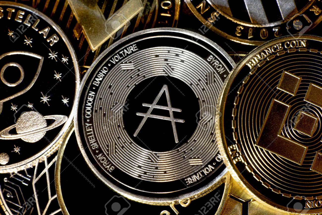 ADA、CARDANO、ビットコイン、ステラルーメン、ルーメン、XPR、BNB、BINANCE COIN 、および黒い背景の上から見たethererumを含む暗号通貨トークンの水平方向のビューの写真素材・画像素材 Image 176072379