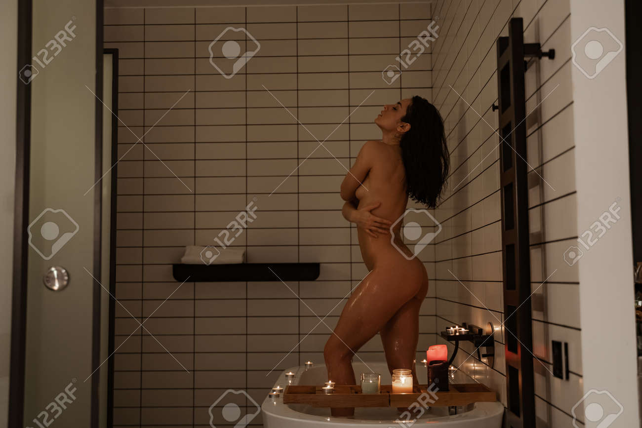 Junge Und Sexy Frau, Die Mit Leidenschaft Nackt In Der Gemütlichen Badewanne  Voller Schaum Posiert, Die Mit Kerzen Geschmückt Ist. Gesund Behandeln Und  Genießen Lizenzfreie Fotos, Bilder und Stock Fotografie. Image 167632254.