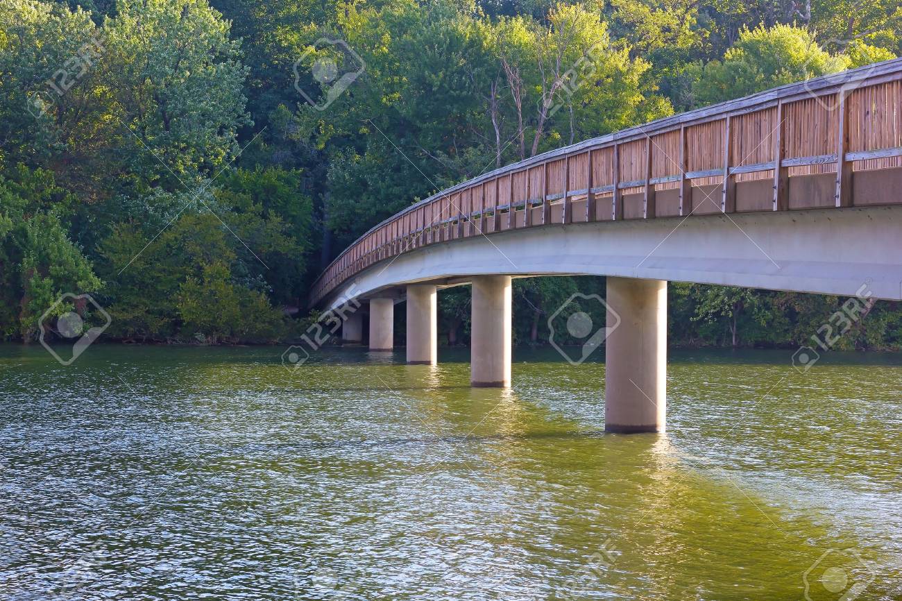 セオドア ルーズベルト島への歩道橋 ワシントン Dc ポトマック川の島にあるルーズベルト国定記念建造物 の写真素材 画像素材 Image